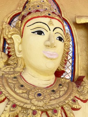 Altın duvarda beyaz açılı heykel