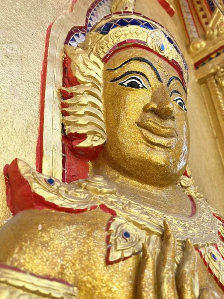 Altın Duvardaki Altın Melek Heykeli — Stok fotoğraf