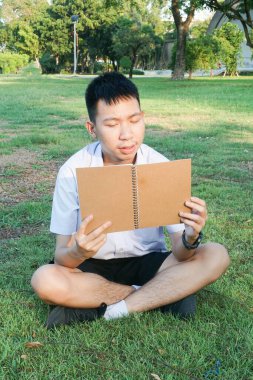 Yeşil çimlerde tatlı bir çocuk.