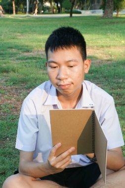 Yeşil çimlerde tatlı bir çocuk.