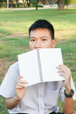 Yeşil çimlerde tatlı bir çocuk.