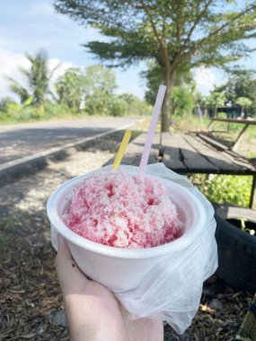 Elindeki tatlı buzu kapat.