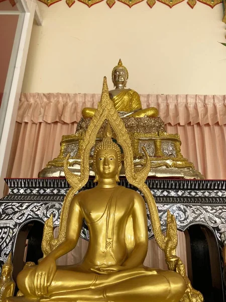Tapınaktaki Altın Buda Heykelini Kapatın — Stok fotoğraf