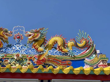 Tapınağın çatısındaki ejderha heykelini kapat.