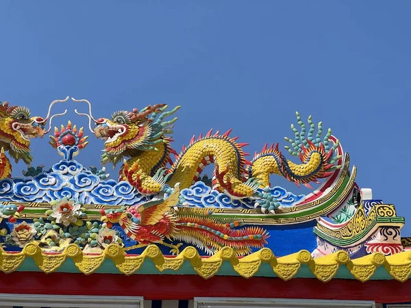 Tapınağın çatısındaki ejderha heykelini kapat.