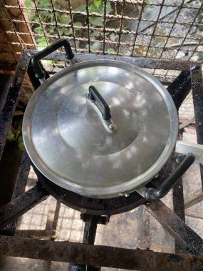 Soba yanıyor haşlanmış pot