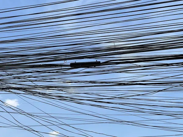 Mavi Gökyüzü Üzerinde Tel Kablo — Stok fotoğraf