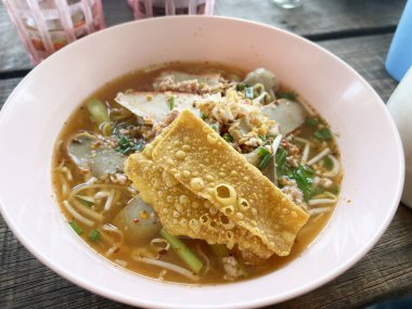 Ahşap masada Tom Lezzetli şehriye