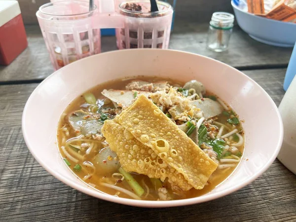 Tom Yum Macarrão Mesa Madeira — Fotografia de Stock