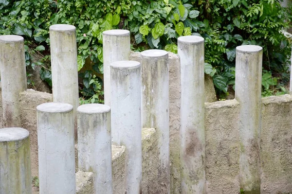 Doğa Bahçesinde Çimento Direği — Stok fotoğraf
