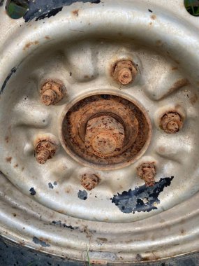 Eski paslı tekerleği kapat.