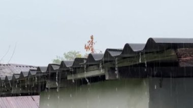 Metal çatılı yağmur fırtınası, çatıdan aşağı akan yağmur suyu.