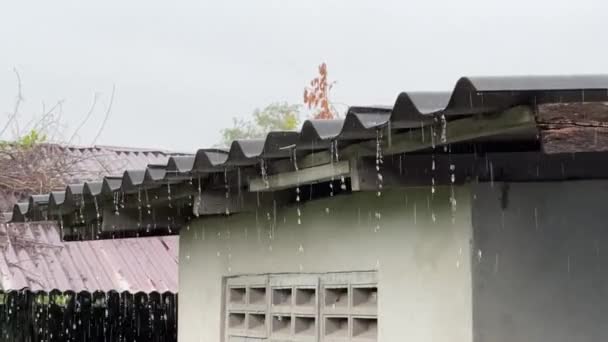 Regen Storm Met Metalen Dak Regenwater Stroomt Van Het Dak — Stockvideo