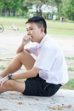 Doğa bahçesinde yakışıklı bir adam var.                         