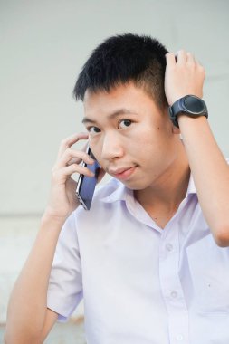 Yaklaş yakışıklı adam. Telefonu kullan. 