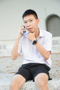 Yaklaş yakışıklı adam. Telefonu kullan. 