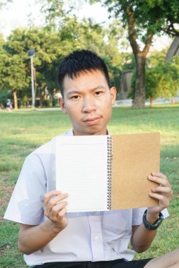 Doğa bahçesinde yakışıklı bir adam var.                         