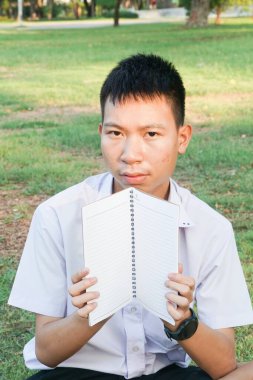 Doğa bahçesinde yakışıklı bir adam var.                         