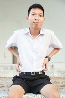 Doğa bahçesinde yakışıklı bir adam var.                         