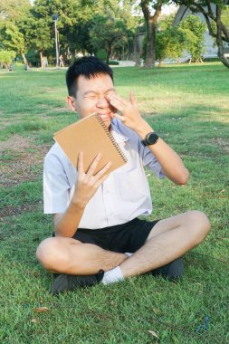 Doğa bahçesinde yakışıklı bir adam var.                         