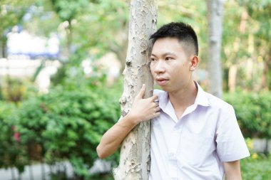 Doğa bahçesinde yakışıklı bir adam var.                         