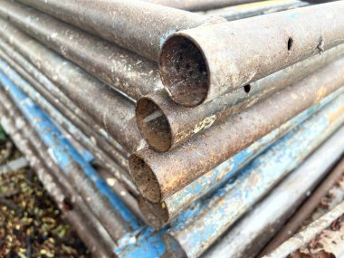 Yerdeki demir iskeleler.