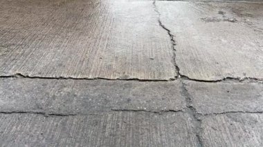 Şiddetli yağmur beton zemine düşüyor