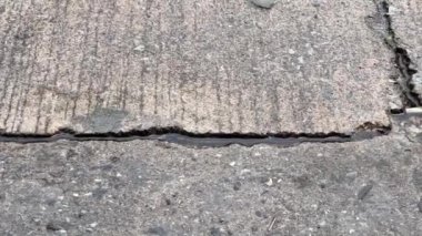 Şiddetli yağmur beton zemine düşüyor