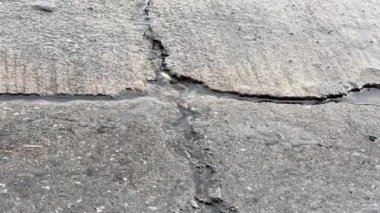 Şiddetli yağmur beton zemine düşüyor