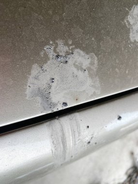 Bir arabaya yaklaş.