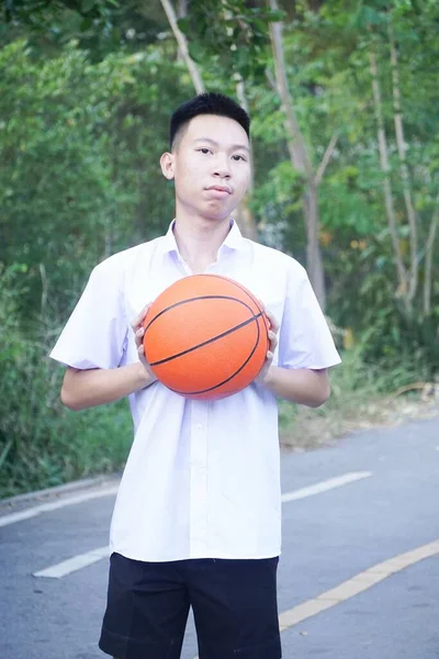 Junger Mann Spielt Basketball Park — Stockfoto