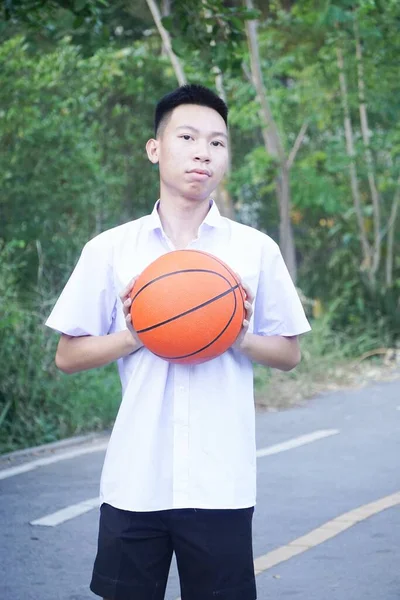 Jovem Jogando Basquete Parque — Fotografia de Stock