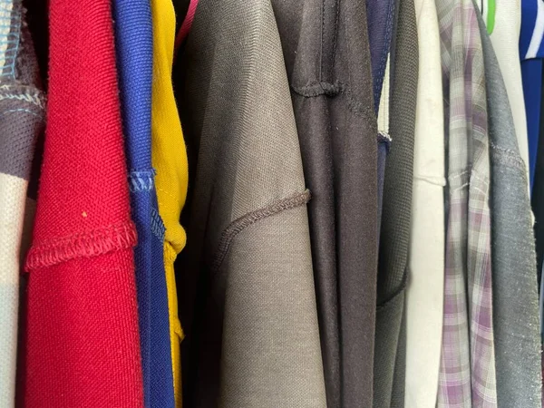 Kolorowe Ubrania Sprzedaż Sklepie — Zdjęcie stockowe