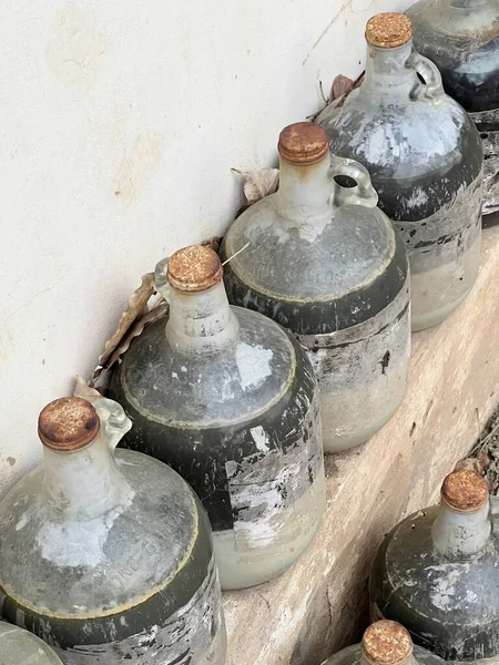 Kapaklı eski bir metal sürahi.