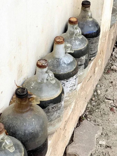 Kapaklı eski bir metal sürahi.