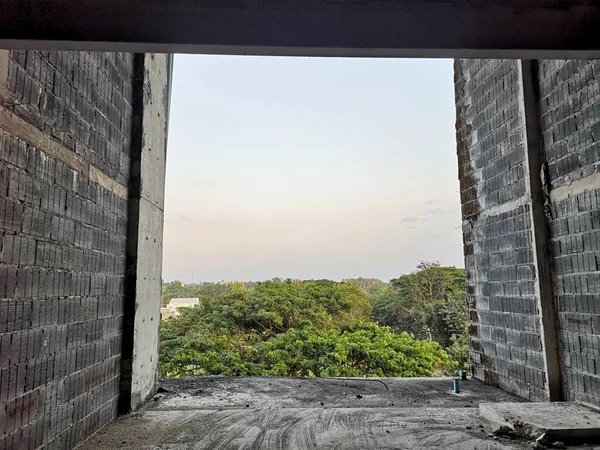 Şehirdeki eski tuğla duvar