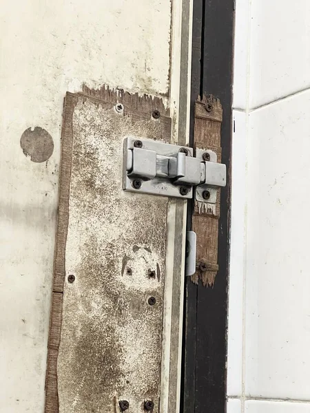 Old Rusty Metal Door Open Lock — Stockfoto