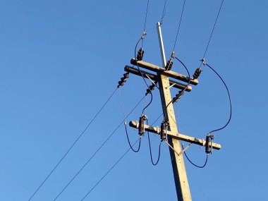 Gökyüzü arka planında elektrik direği