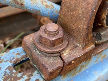 Kapakçığı olan paslı metal bir boru.