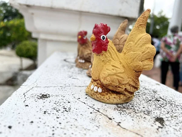 Beautiful Chicken Statue Cement Table — Photo