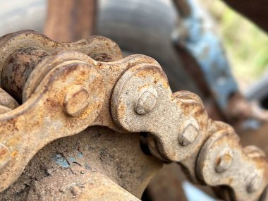 Sanayi bölgesinde paslı metal zincirler var.