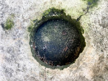 Beton zemindeki deliği kapat.