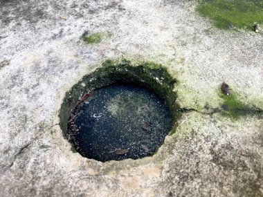 Beton zemindeki deliği kapat.