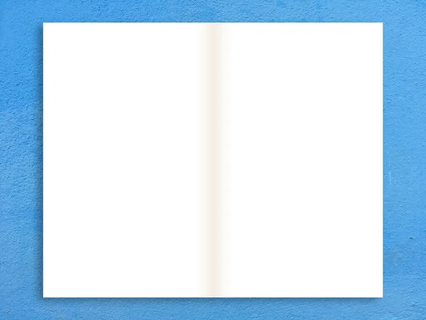 Mavi Arka Planı Olan Boş Beyaz Bir Kağıt Dizayn Için — Stok fotoğraf