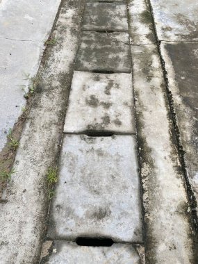 Beton döşemeleri olan eski taş kaldırımlar.