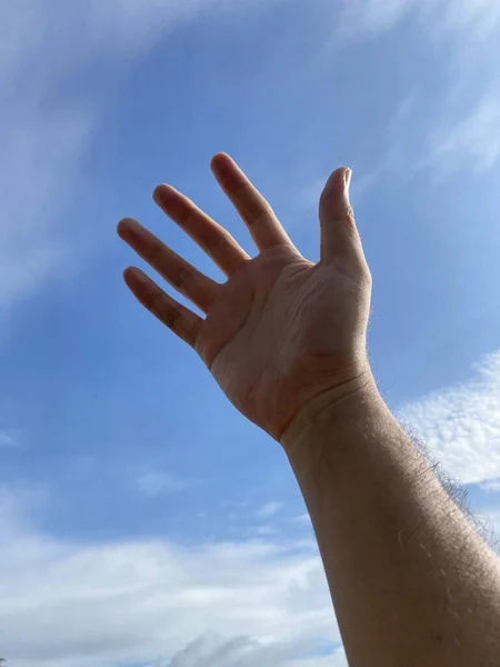 Mão Segurando Céu Azul Com Nuvens — Fotografia de Stock