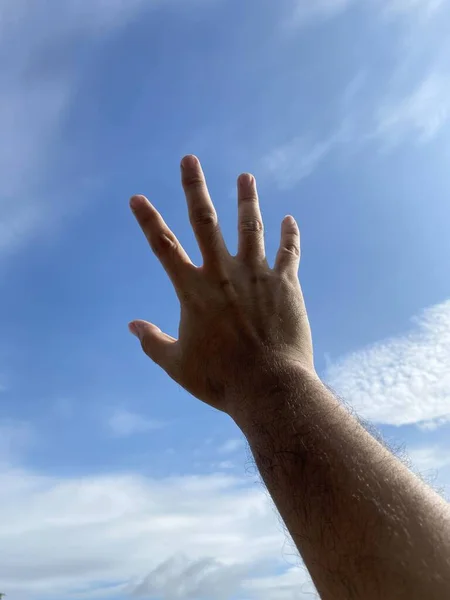 Ręka Niebieskim Tle Nieba — Zdjęcie stockowe