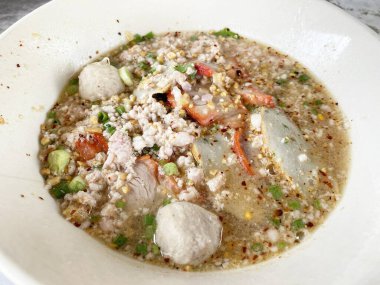 Masadaki erişte yemeğini kapat.