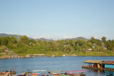 12 Ocak 2017: Sangklaburi Kanchanaburi 'de küçük bir tekne, Tayland