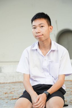 Doğa bahçesinde yakışıklı bir adam var.                         